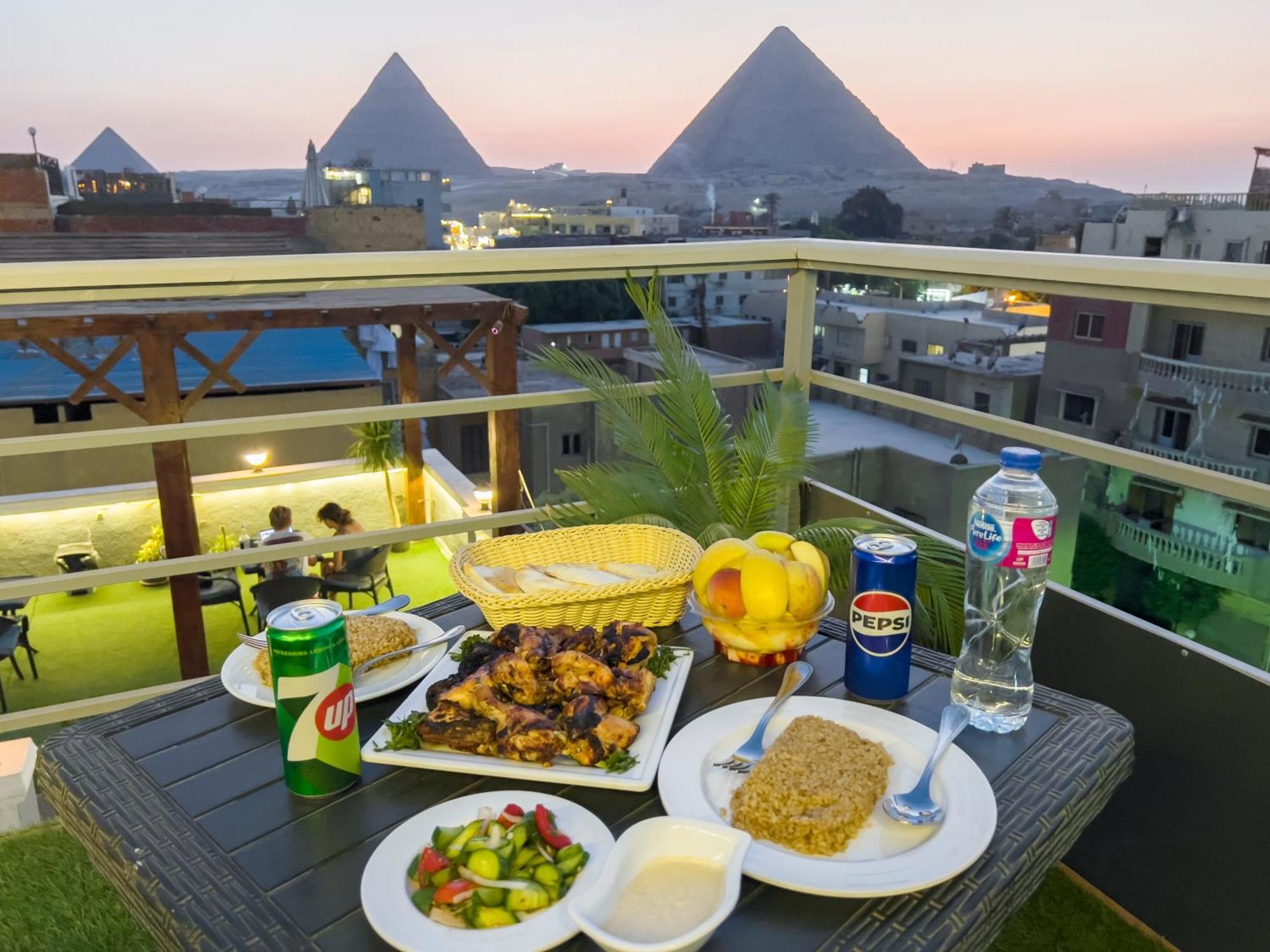The Pyramids Gate Inn Kafret el-Gabal Eksteriør bilde